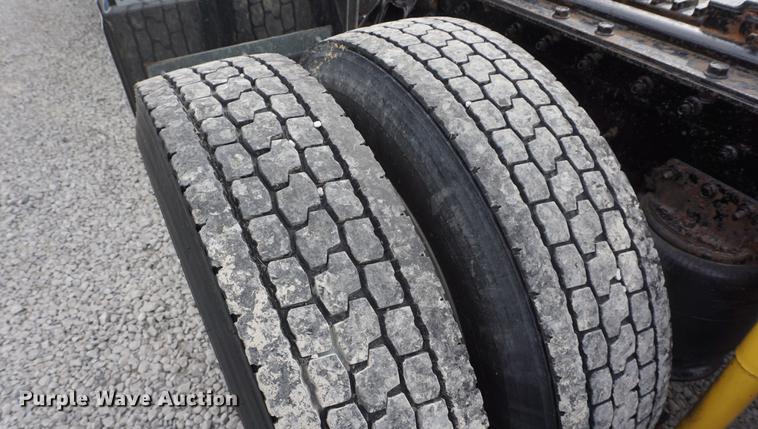 image for item DD7696 1995 International Eagle 9400 semi truck