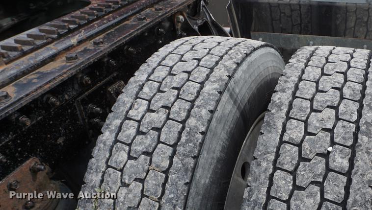 image for item DD7696 1995 International Eagle 9400 semi truck