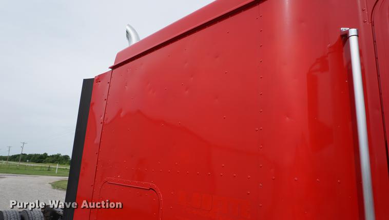 image for item DD7696 1995 International Eagle 9400 semi truck