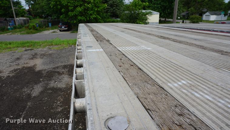 image for item DD7699 1998 East flatbed trailer