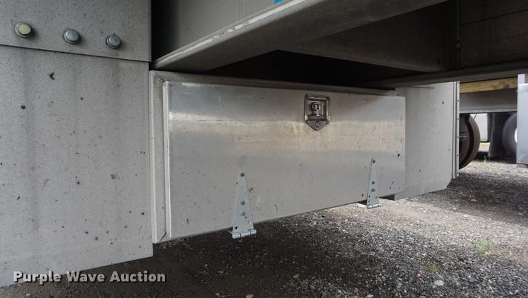 image for item DD7699 1998 East flatbed trailer