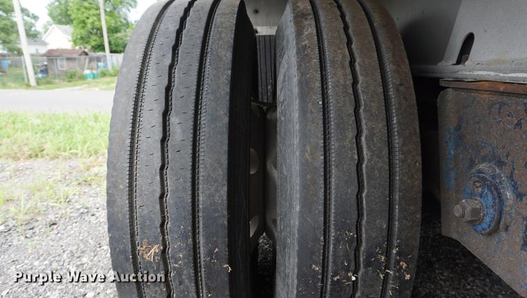 image for item DD7699 1998 East flatbed trailer