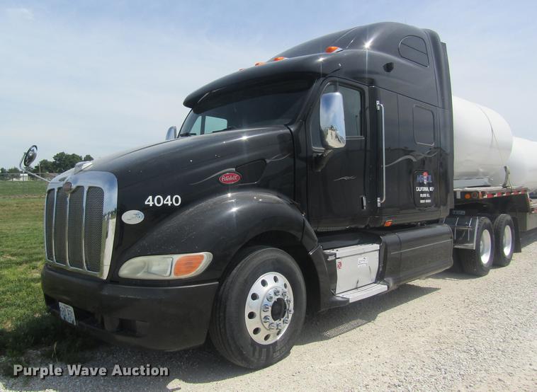 image for item DD8496 2009 Peterbilt 387 semi truck