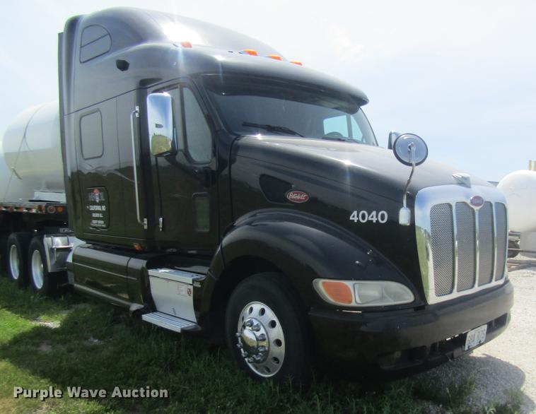 image for item DD8496 2009 Peterbilt 387 semi truck