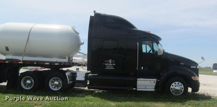 image for item DD8496 2009 Peterbilt 387 semi truck