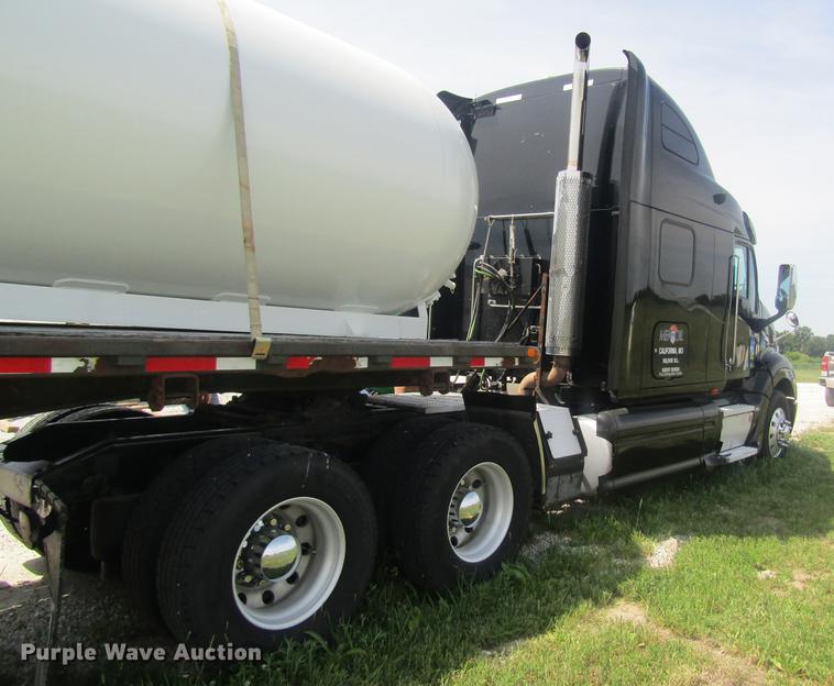 image for item DD8496 2009 Peterbilt 387 semi truck