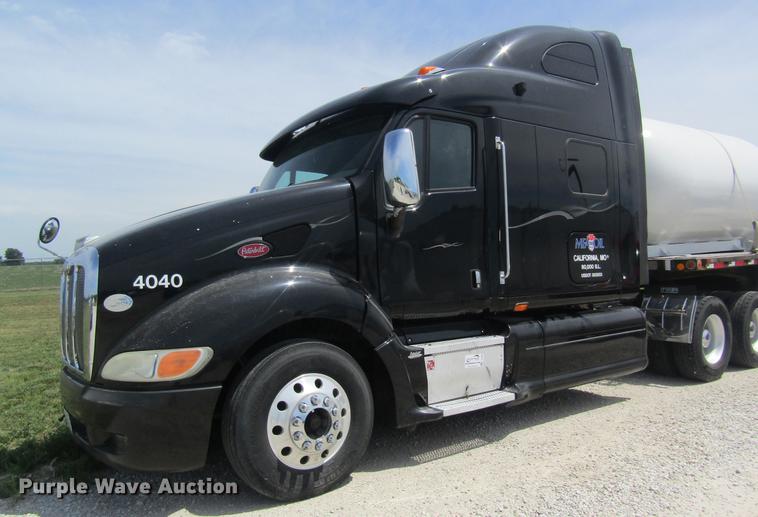image for item DD8496 2009 Peterbilt 387 semi truck