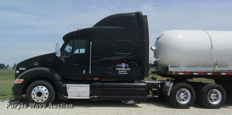 image for item DD8496 2009 Peterbilt 387 semi truck