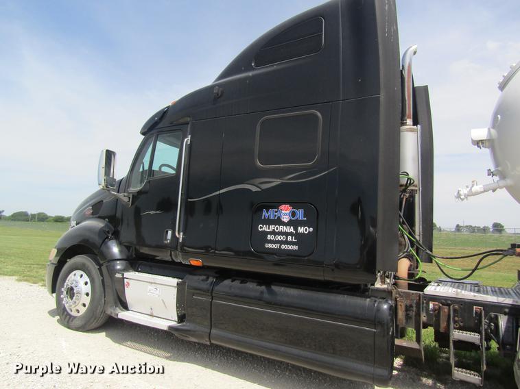image for item DD8496 2009 Peterbilt 387 semi truck
