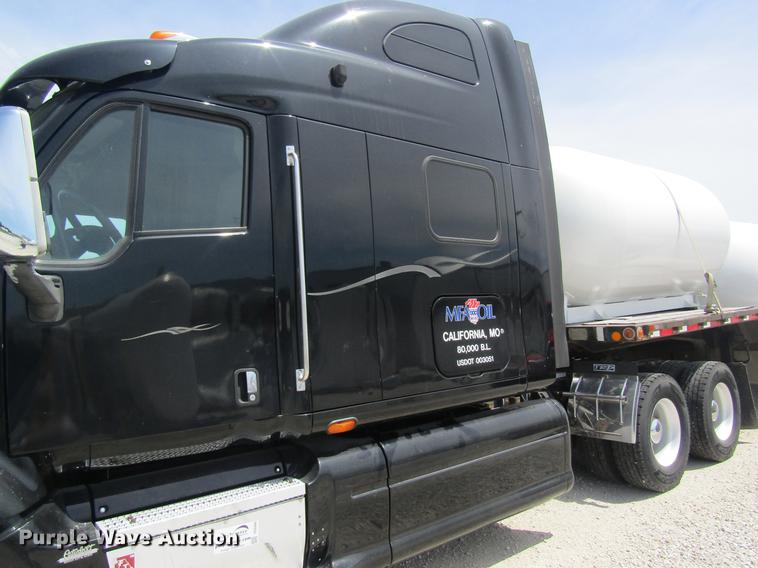 image for item DD8496 2009 Peterbilt 387 semi truck