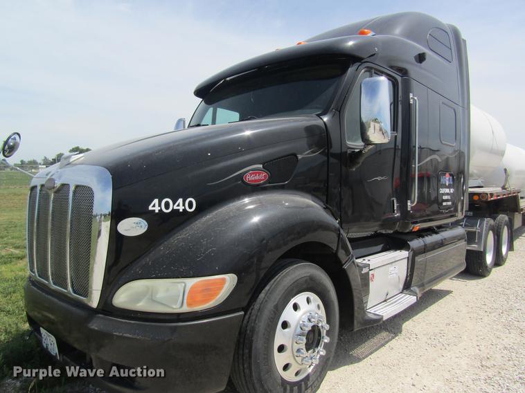 image for item DD8496 2009 Peterbilt 387 semi truck