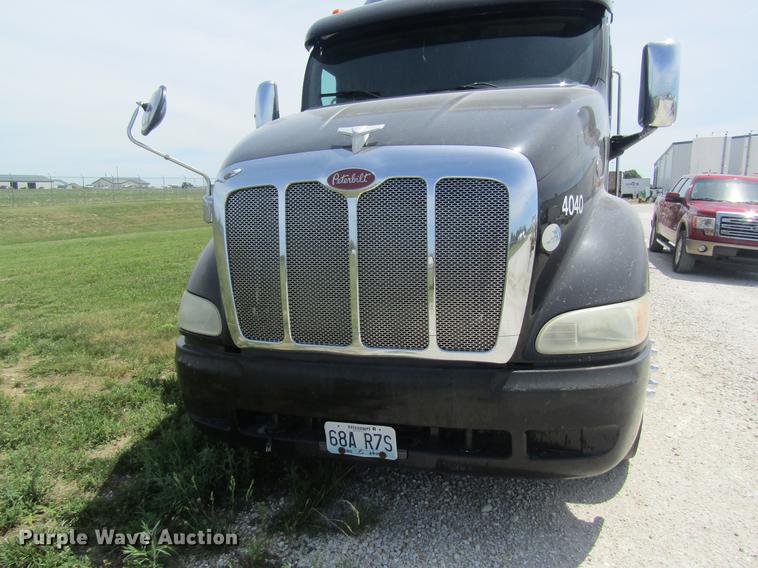 image for item DD8496 2009 Peterbilt 387 semi truck