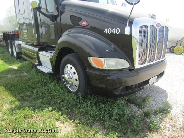 image for item DD8496 2009 Peterbilt 387 semi truck