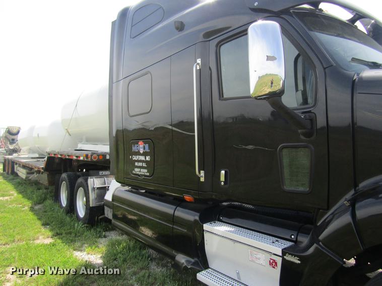 image for item DD8496 2009 Peterbilt 387 semi truck