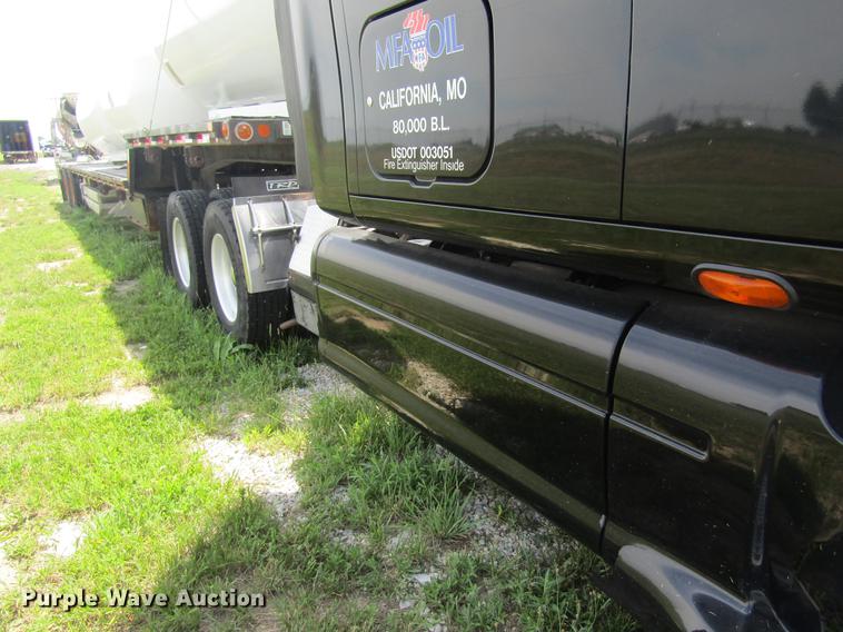 image for item DD8496 2009 Peterbilt 387 semi truck