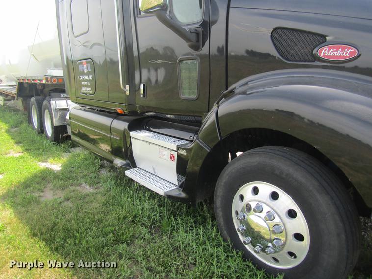 image for item DD8496 2009 Peterbilt 387 semi truck