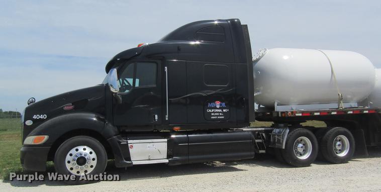 image for item DD8496 2009 Peterbilt 387 semi truck