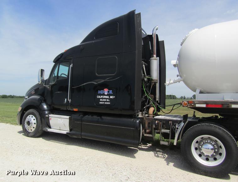 image for item DD8496 2009 Peterbilt 387 semi truck