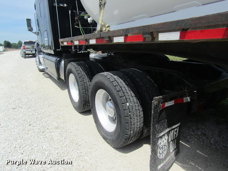 image for item DD8496 2009 Peterbilt 387 semi truck