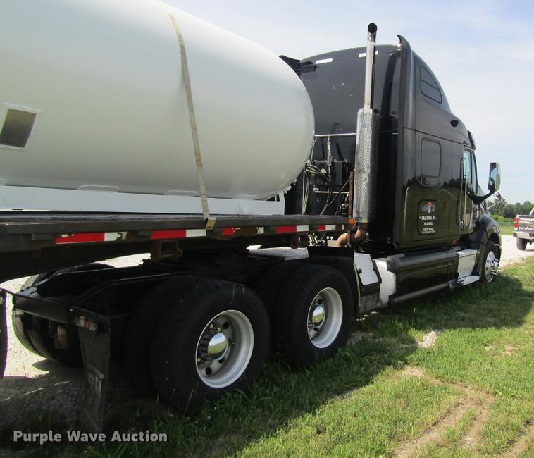 image for item DD8496 2009 Peterbilt 387 semi truck