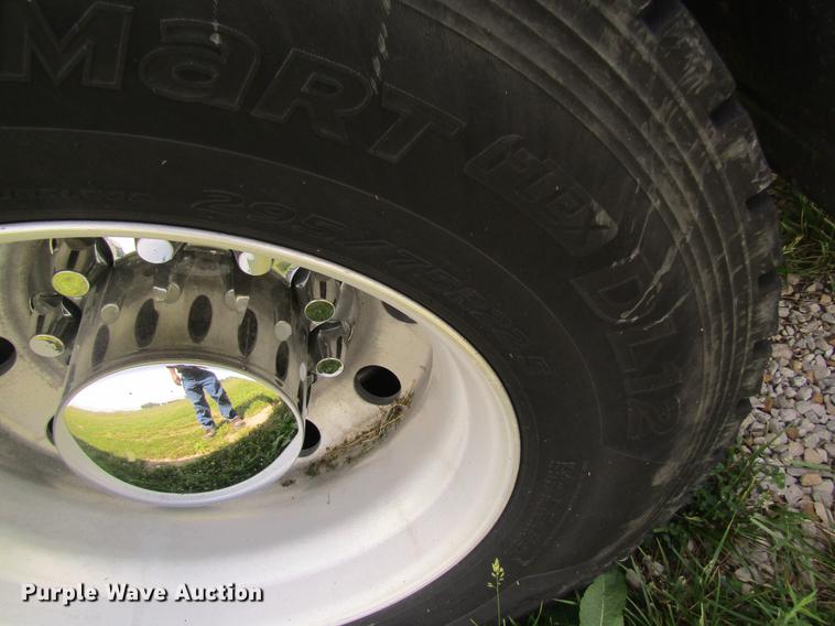 image for item DD8496 2009 Peterbilt 387 semi truck