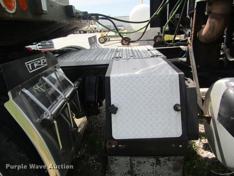 image for item DD8496 2009 Peterbilt 387 semi truck