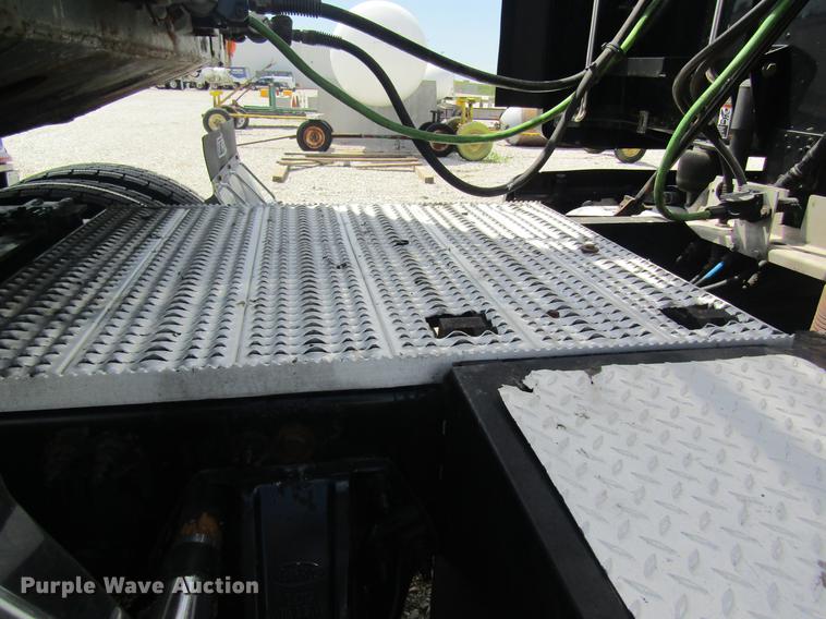 image for item DD8496 2009 Peterbilt 387 semi truck