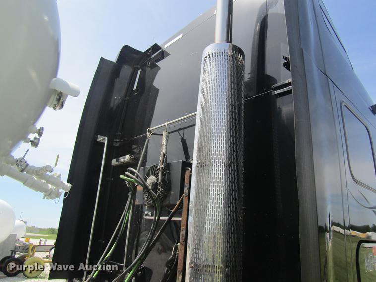 image for item DD8496 2009 Peterbilt 387 semi truck