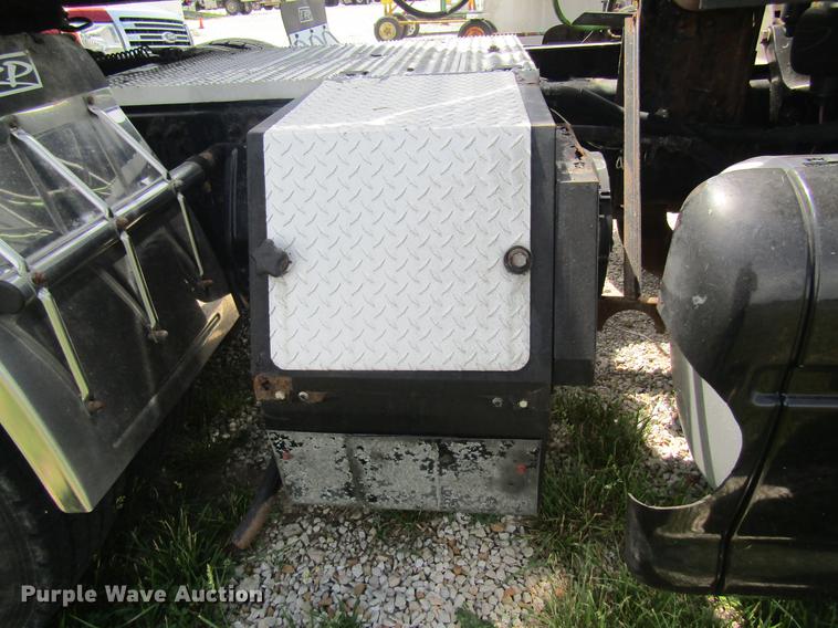 image for item DD8496 2009 Peterbilt 387 semi truck