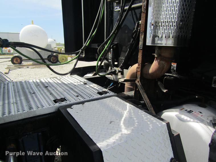 image for item DD8496 2009 Peterbilt 387 semi truck