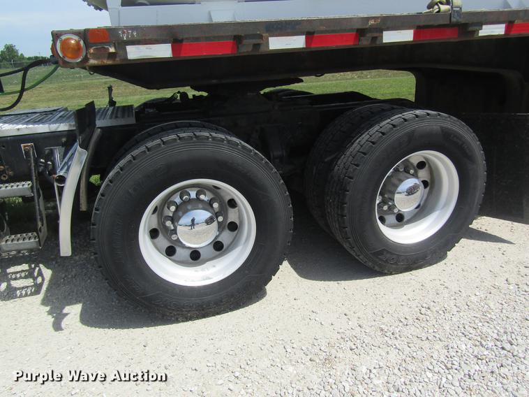 image for item DD8496 2009 Peterbilt 387 semi truck