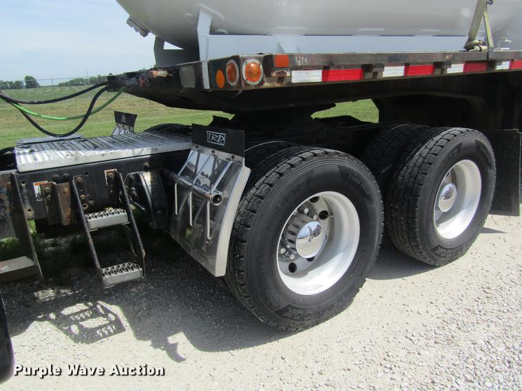 image for item DD8496 2009 Peterbilt 387 semi truck