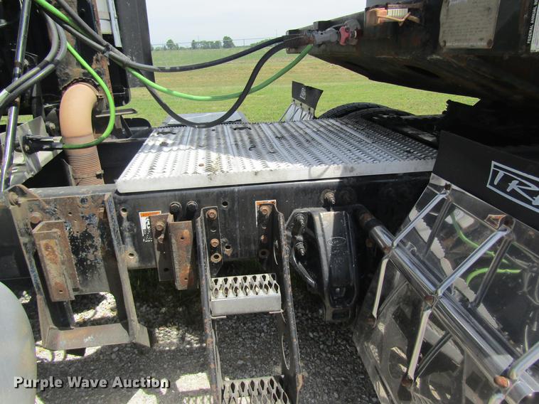 image for item DD8496 2009 Peterbilt 387 semi truck