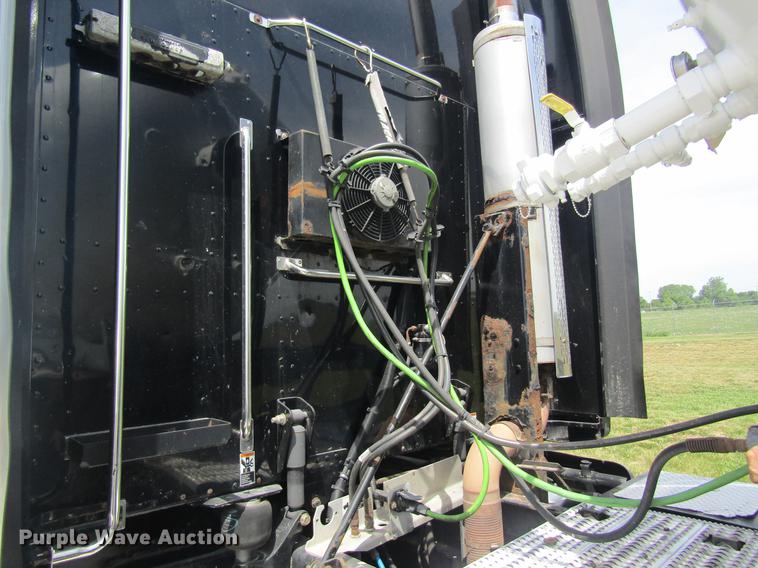 image for item DD8496 2009 Peterbilt 387 semi truck