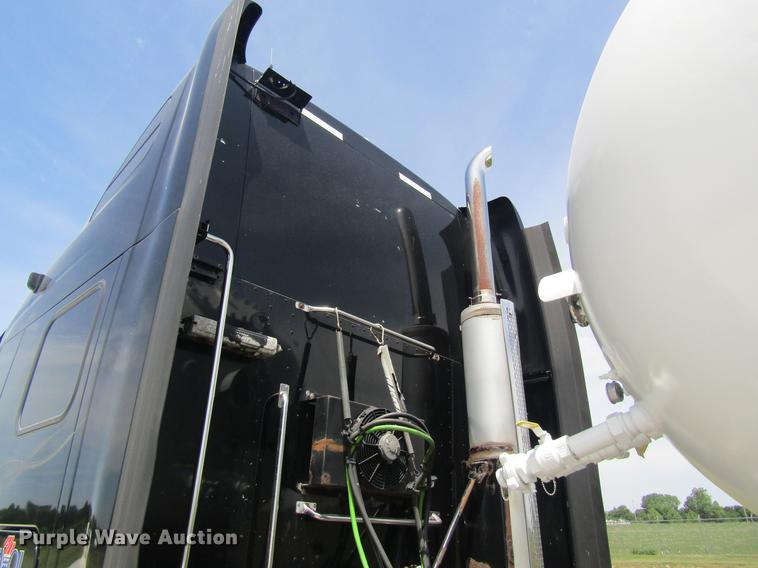 image for item DD8496 2009 Peterbilt 387 semi truck