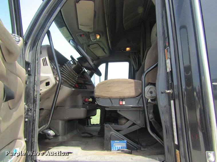 image for item DD8496 2009 Peterbilt 387 semi truck