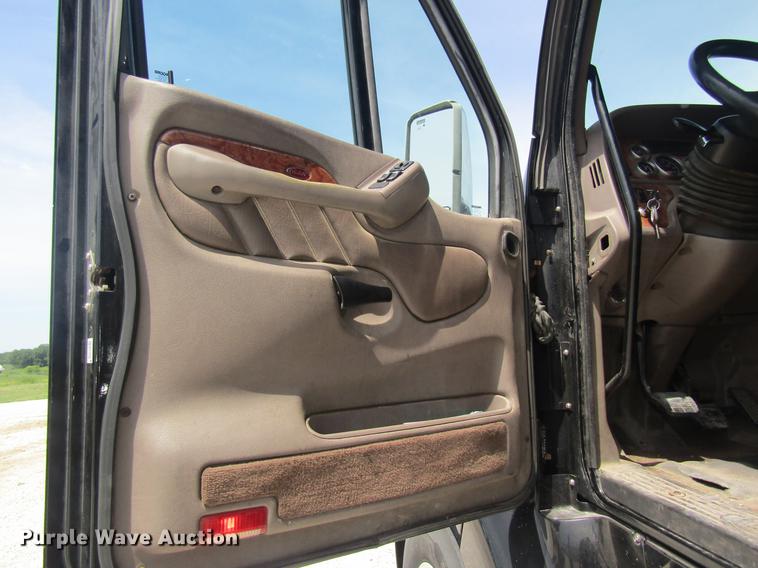 image for item DD8496 2009 Peterbilt 387 semi truck