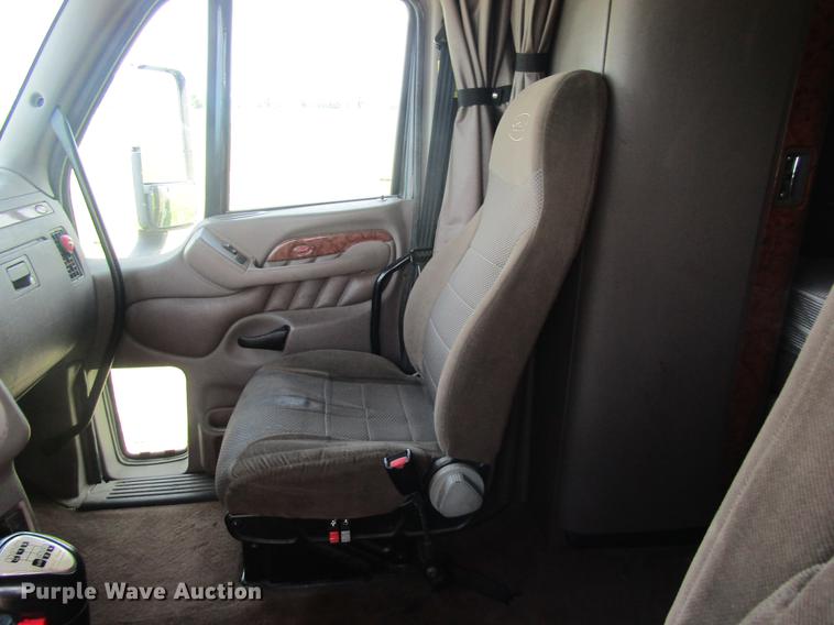 image for item DD8496 2009 Peterbilt 387 semi truck
