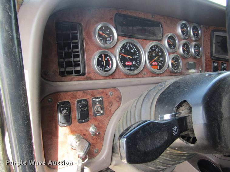image for item DD8496 2009 Peterbilt 387 semi truck