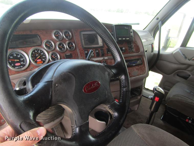 image for item DD8496 2009 Peterbilt 387 semi truck