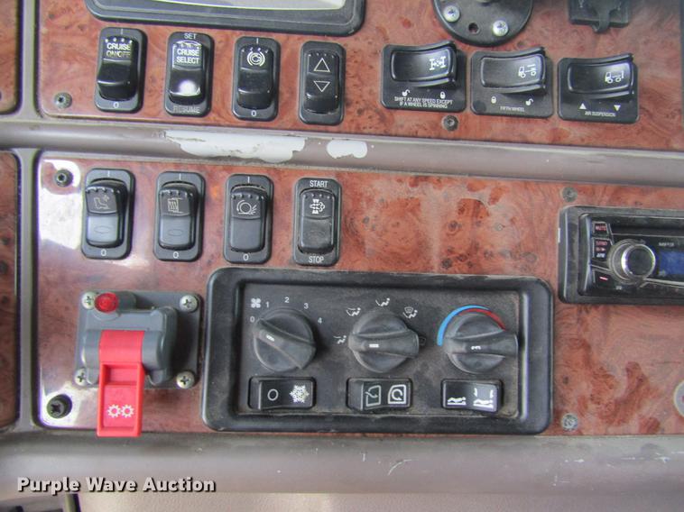 image for item DD8496 2009 Peterbilt 387 semi truck