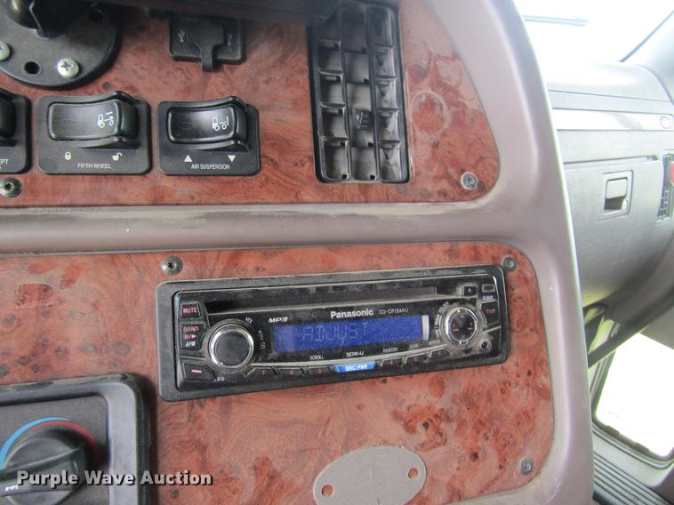 image for item DD8496 2009 Peterbilt 387 semi truck