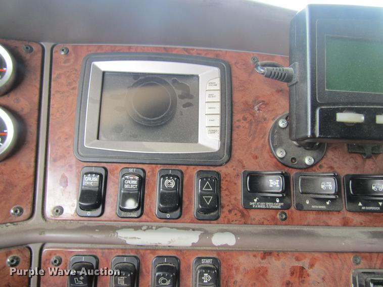 image for item DD8496 2009 Peterbilt 387 semi truck