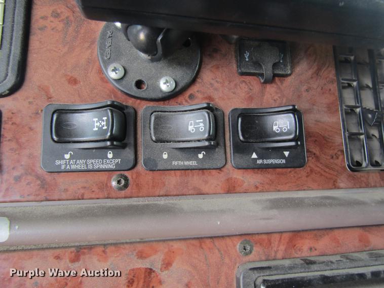 image for item DD8496 2009 Peterbilt 387 semi truck