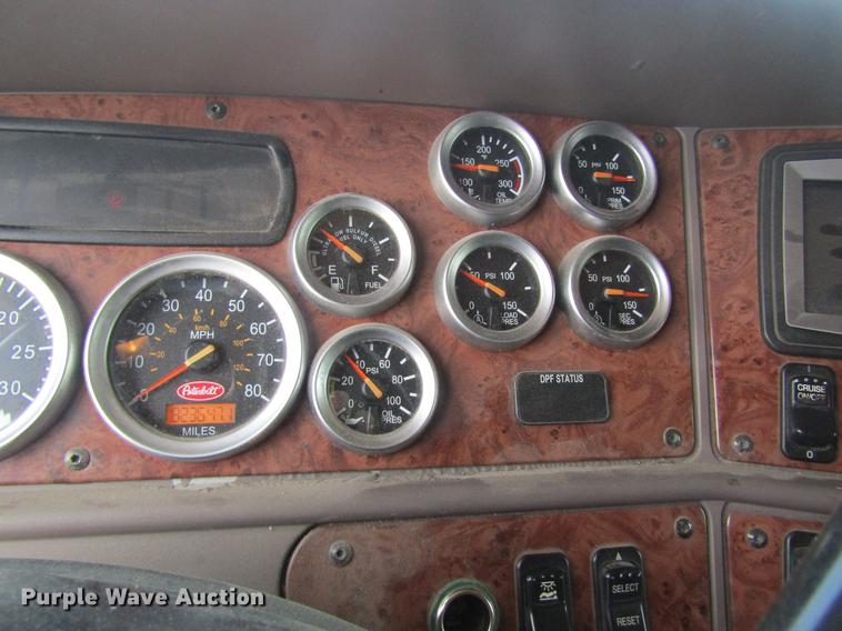 image for item DD8496 2009 Peterbilt 387 semi truck