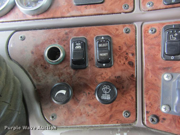 image for item DD8496 2009 Peterbilt 387 semi truck