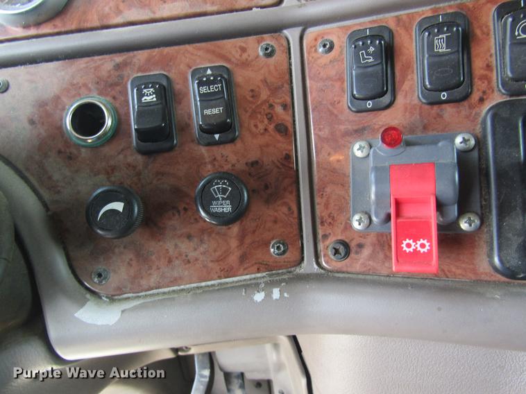 image for item DD8496 2009 Peterbilt 387 semi truck