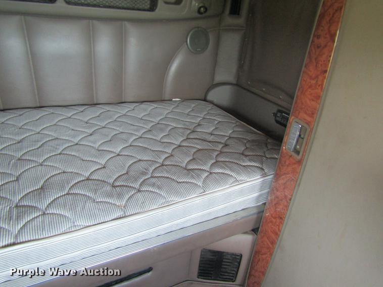 image for item DD8496 2009 Peterbilt 387 semi truck