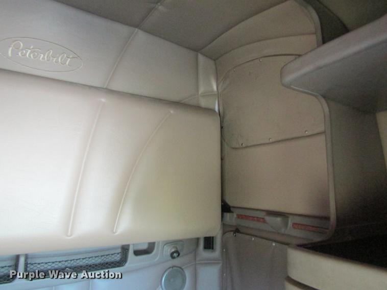 image for item DD8496 2009 Peterbilt 387 semi truck