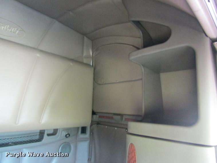 image for item DD8496 2009 Peterbilt 387 semi truck